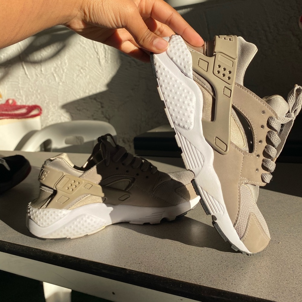 nike air huarache cobblestone white